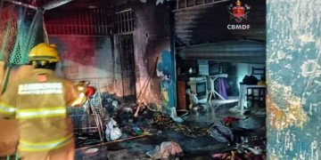 Vídeo: mulher mostra como ficou casa incendiada com os filhos dentro