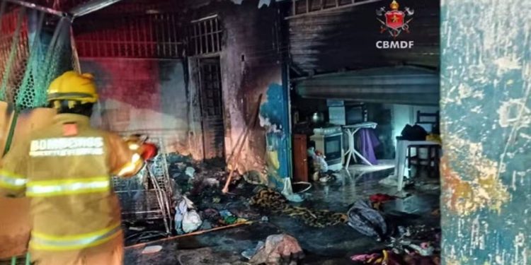 Vídeo: mulher mostra como ficou casa incendiada com os filhos dentro
