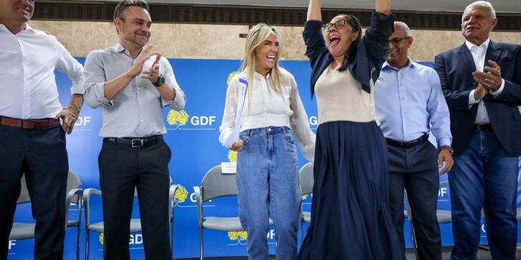 Celina entrega 34 escrituras a igrejas e entidades assistenciais no DF