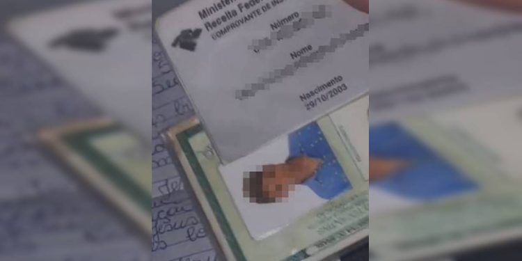 Homem de cueca que invadiu casa de mulher deixou cair carteira com oração
