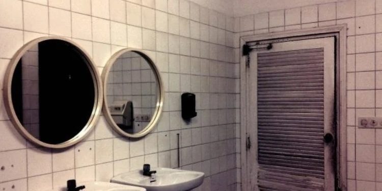 Tarado do banheiro: homem filma mulheres em bar da Asa Norte e é preso