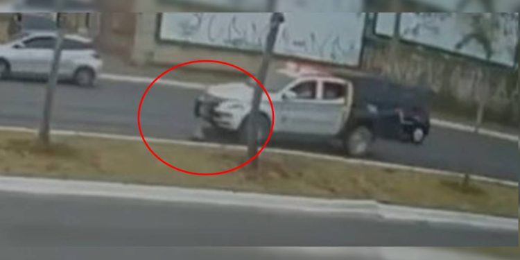 Viatura da PM atropela cachorro no DF e não presta socorro; veja vídeo