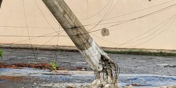 Motociclista fica ferido após bater em poste caído em Águas Claras