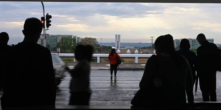 “Tira casaco, bota casaco”: chuva traz alívio ao DF após onda de calor