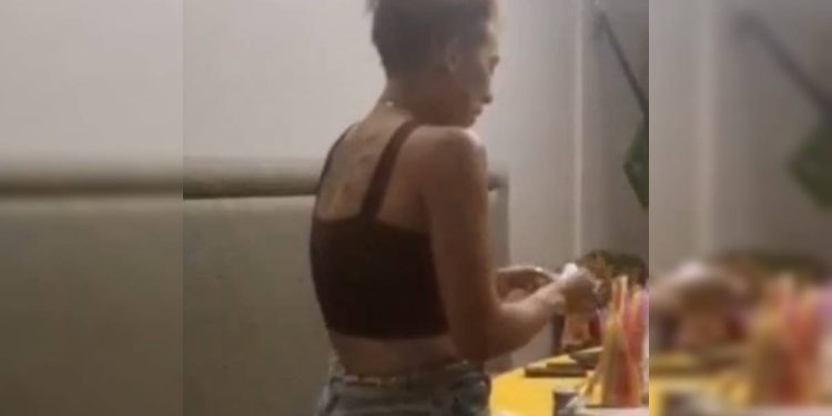 Advogada que viciava jovens com brindes chora em batida policial