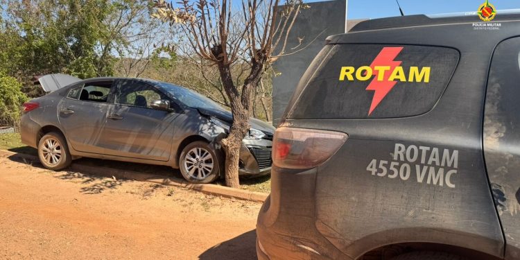 Vídeo: dupla rouba carro de mulher em frente a casa no DF