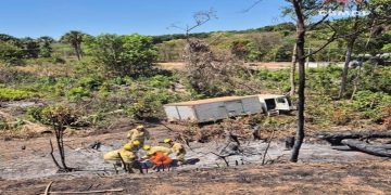 Colisão na BR-080 mata motoclista e faz caminhão tombar em ribanceira