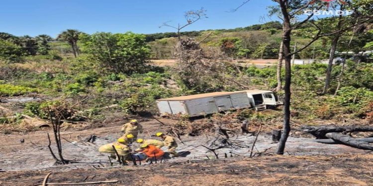 Colisão na BR-080 mata motoclista e faz caminhão tombar em ribanceira