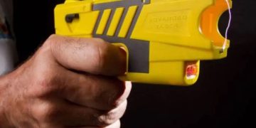 Paciente é condenado por perseguir enfermeira com arma de choque no DF