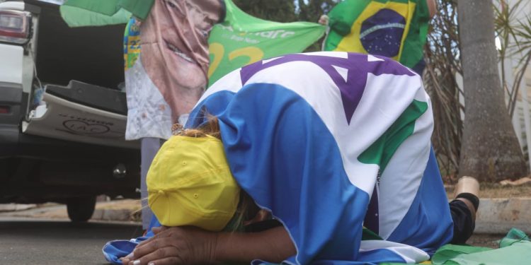Apoiadores fazem em oração durante julgamento de Bolsonaro: “Ô Deus”