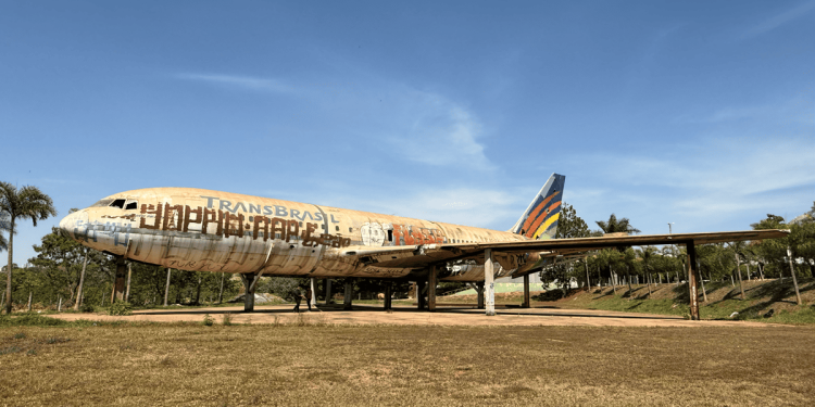 Alvo de vandalismo, avião estacionado em Taguatinga passa por reparos