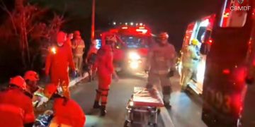 DF: mulher morre e 2 crianças ficam feridas após carro bater em poste