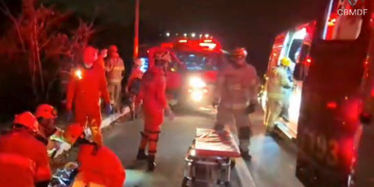 DF: mulher morre e 2 crianças ficam feridas após carro bater em poste