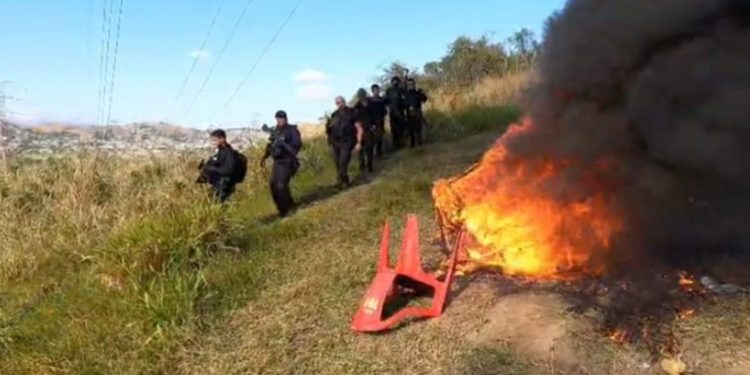 Casa usada por “snipers” para matar policiais é destruída em operação