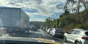 Derramamento de sebo bovino interdita trecho da BR-060 no sentido DF