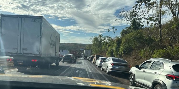 Derramamento de sebo bovino interdita trecho da BR-060 no sentido DF