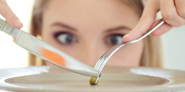 Sol, lua, água e até vento: entenda os riscos das dietas extremas