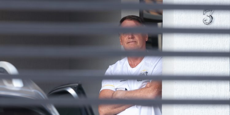 A ordem para policiais penais “não aceitarem nem água” de Bolsonaro