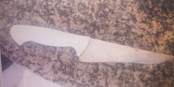 Homem é preso após ameaçar a mãe com faca e furar pneus do carro dela