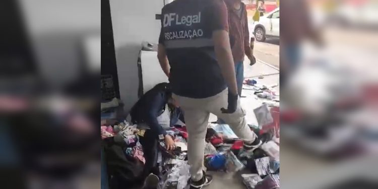 Vídeo: fiscal da DF Legal chuta mercadoria de ambulante caída no chão