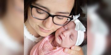 Mulher descobre gravidez ao parir “bebê surpresa” no chão do banheiro