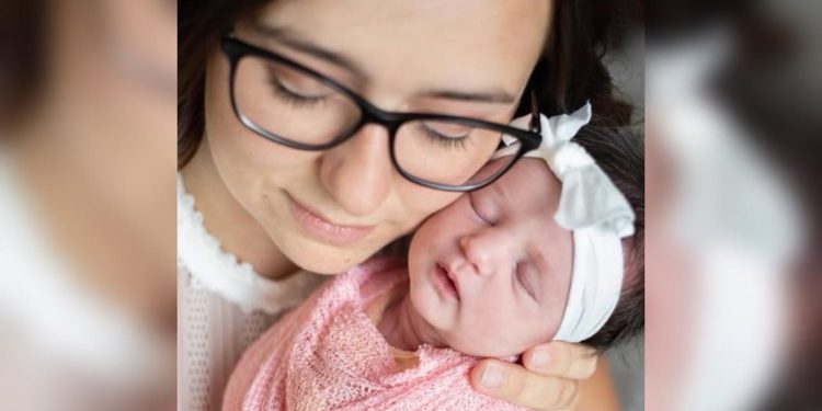 Mulher descobre gravidez ao parir “bebê surpresa” no chão do banheiro