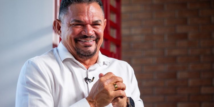 Deputado bolsonarista diz que “beijaria Lula” por aumento de militares