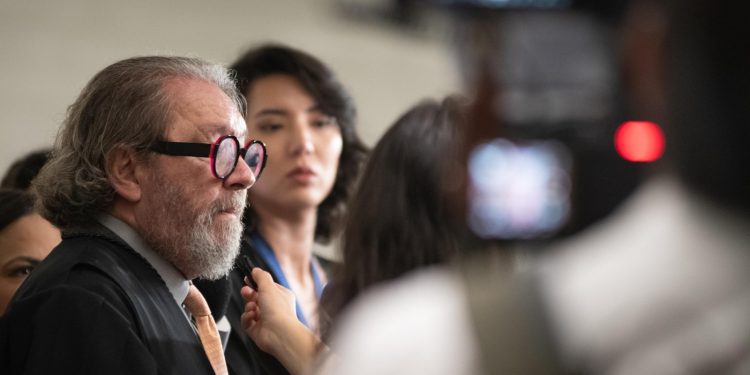 Kakay chora após decisão favorável a Villela: “Justiça foi feita”