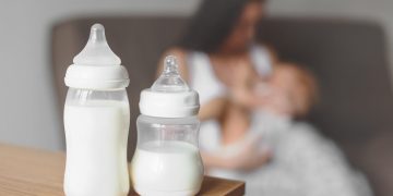 Dieta influencia na produção de leite materno? Mastologistas explicam