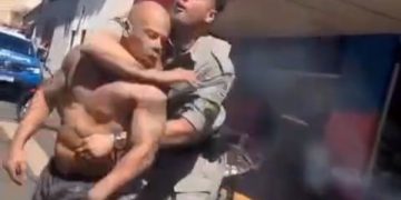Homem tenta pagar de machão e leva mata-leão de policiais militares