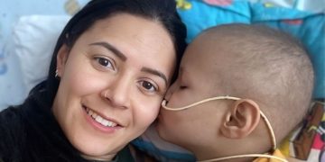 “Tinha algo errado”, diz mãe após filho ter tumor confundido com gripe