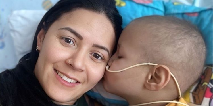 “Tinha algo errado”, diz mãe após filho ter tumor confundido com gripe