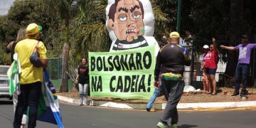 PMDF manda manifestantes recolherem “pixuleco” de Bolsonaro. Vídeo