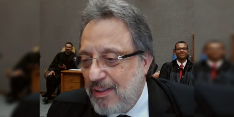 Ministro fala em preferência no STJ e colega brinca: “Está no YouTube”