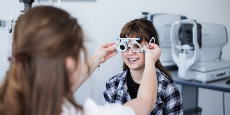 Alimentação pode influenciar a miopia em crianças, aponta estudo