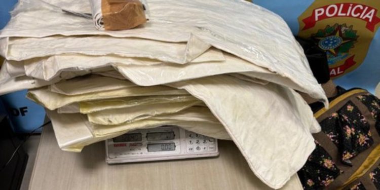 Mulher é presa no Aeroporto de Brasília com R$ 400 mil em cocaína