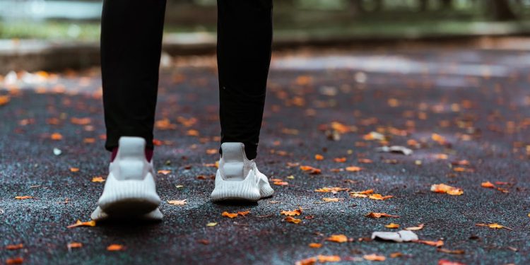 Fazer caminhadas melhora processamento de sons do cérebro, diz estudo
