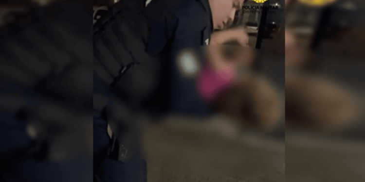 Engasgada, bebê de 2 anos é salva por PM em batalhão no DF; veja vídeo