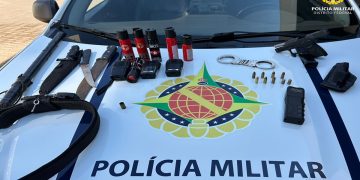 Homem com arma e munições é preso após ameaçar mulher na Estrutural