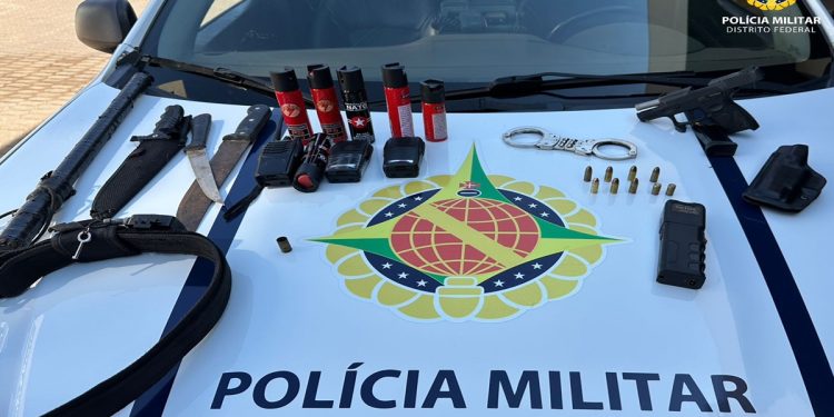 Homem com arma e munições é preso após ameaçar mulher na Estrutural