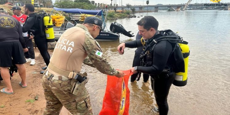 Polícia Militar do DF retira 250 kg de lixo do Lago Paranoá