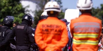 PMs e bombeiros exigem igualdade no reajuste e vão manter negociações