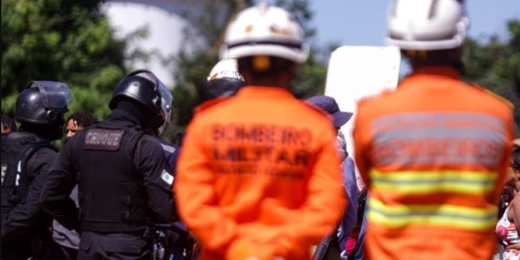 PMs e bombeiros exigem igualdade no reajuste e vão manter negociações