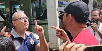 Vídeo: apoiador bate-boca e arranca faixa que pede prisão de Bolsonaro