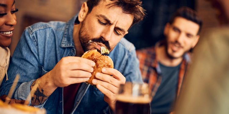 Consumo de ultraprocessados impacta saúde sexual masculina, diz estudo