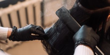 Cuidados com cabelo podem liberar poluição invisível no ar. Entenda