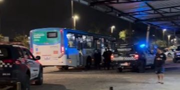 Vascaíno é esfaqueado por torcedores do Flamengo dentro de ônibus no DF