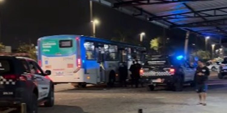 Vascaíno é esfaqueado por torcedores do Flamengo dentro de ônibus no DF