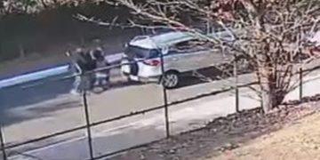 Sequestradores são flagrados colocando vítima dentro de carro no DF