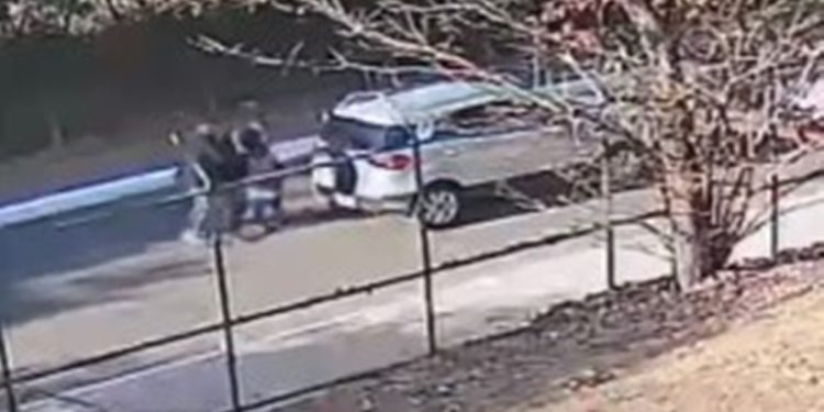 Sequestradores são flagrados colocando vítima dentro de carro no DF